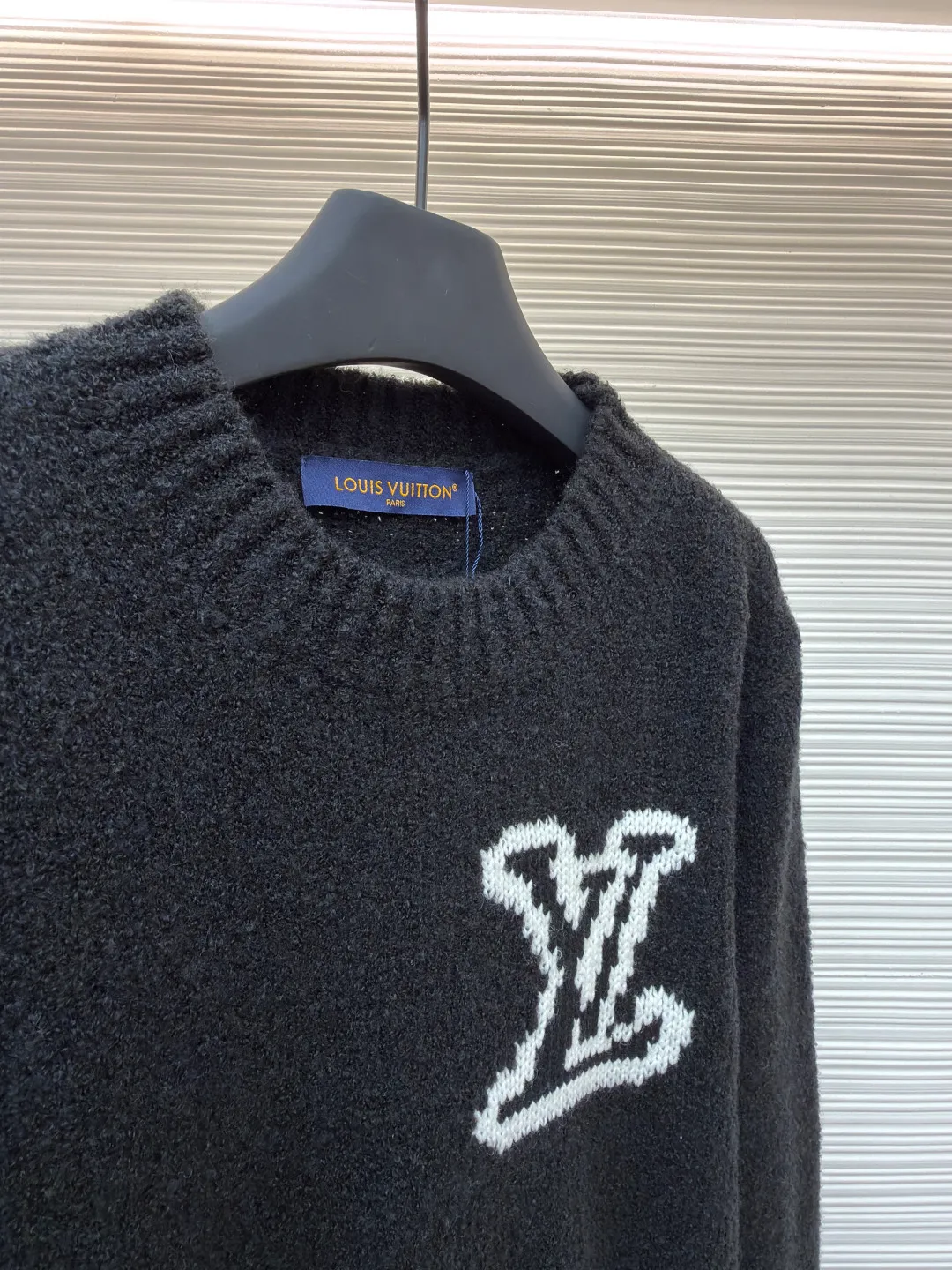 LOUIS VUITTON double-sided intarsia sweater ●Original version: Purchased and developed for 11300 ●Item number: 1680922-A85 ●Material: wool blended fabric ●Technology: knitted intarsia production ●Version: fitted version ●Weight: about 620 grams ●Size: S-M-L-XL ●Description: Made of custom-woven and dyed sheep wool 65% cotton %20 Spandex 15%. The special washing process is very soft and skin-friendly. It has 7 knitting workers. The thickness of each stitch of the inlay on the clothing logo is consistent with ZP. The back logo is mirror inlay. This crew-neck sweater is made of a blend of sheep wool and yak hair, and uses thick yarn to create a comfortable texture. The contrasting LV logo is integrated into the knitted fabric, and the mirror-effect logo is cleverly displayed on the rear. The casual and elegant design makes it easy to style your weekend look. The overall wiring is straight and delicate, the fabric is comfortable and soft, and the color is consistent without color difference. It can be matched with the same style to create a fashionable look and control various occasions. Customized accessories, complete with three standards, same style for men and women!